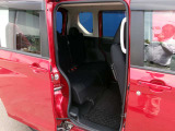 後席は広々。大柄な方でも余裕で乗車できます。乗り降り楽々!自動スライドドアでお子様、ご年配の方にも安心です。ご家族、同乗者に優しい装備です。