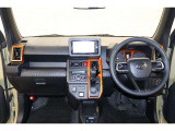 操作性に優れた運転席となります!小物入れや各ボタンの配置にこだわり、使いやすいです!座り心地もよく視認性も良好なのでロングドライブもお任せ下さい!