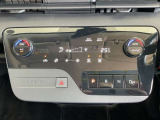 温度をセットするだけで常に快適な温度を保ってくれるオートエアコン、操作も簡単です。 右下は電制シフトボタンです、2000CCのセレナはマニュアルモードがあるのでレンジにD/Mの切り替えがあります。