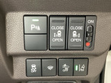 両側電動スライドドアは運転席から操作ができるよう、操作スイッチが付いています。Hondaセンシング用のVSA(ABS+TCS+横滑り抑制)解除とレーンキープアシストシステムなどのスイッチがあります。