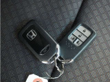 ◆スマートキー◆カギをバッグやポケットに入れたままでもドアロックの開閉ができる『スマートキー』付き!雨天や暗くなってもカギを取り出す必要がなくドアの開錠&エンジンも始動できます