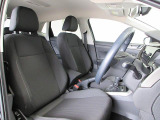 運転席助手席でございます。少し固めですが長時間乗っても疲れにくいシートとなっております!!