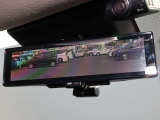 車両後方を映し出します・スマートルームミラー装備です。