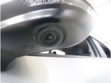 ■助手席側ドアミラーにはサイドビューカメラを装備。ドライバーの死角となりやすい車体左下側がきちんと確認できるので、幅寄せや狭い道でのすれ違いなどに効果を発揮します。
