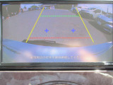 〔バックカメラ〕ギアをバックに入れると画面に自動的に後方映像が映し出され確認可能です。車庫入れなどの際に安全確認が出来て安心ですね。