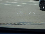 カラーヘッドアップディスプレイ付き。少ない視線移動で情報を確認できるので、運転の疲労軽減に繋がりますよ♪