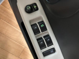 最近の車には必須アイテムのパワーウインドウも装備してます。全席のウインドウ開閉がお一人乗り時も楽々可能です。