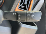 【オートライト(AUTO)】外の明るさをシステムが感知して、自動でヘッドライトが点灯します。ヘッドライトをつけ忘れを防ぐ便利機能です。