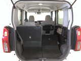 バックドアを上げた状態です。シートを倒せば荷室のスペースが広くなります!用途に合わせて快適な室内を!