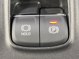 【電動パーキングブレーキ】パーキングブレーキは便利な電動式!ボタン一つで操作でき、アクセルを踏めば自動で解除されます♪レバーやペダルが無いので運転席廻りもすっきりしますね♪