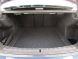 トランクルームは、スペース的にも十分な広さではないでしょうか。後部座席のシートを倒す事もできますので、大きい荷物の収納も可能です。