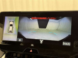 パノラミックビューモニターシステムが付いているので車の上から見た映像が確認できますよ。 一目で車両周辺の情報を確認できますが、直接安全をご確認下さい。