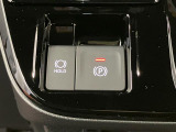【電動パーキングブレーキ+オートブレーキホールド機能】 指先だけで簡単に操作が可能なパーキングブレーキ、スイッチを押すとブレーキペダルから足を離してもブレーキを保持できるオートブレーキホールド搭載