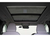 開放感のあるチルトアップ機構付き電動パノラマガラスサンルーフ