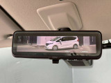 インテリジェントルームミラー搭載で、車の後方に設置されたカメラ映像を映し出してシートバックやヘッドレスト、同乗者に視界が遮られることがなく視認性が非常に良いです
