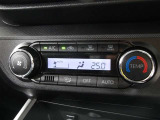 車内の温度管理に便利なオートエアコン☆