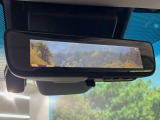 【デジタルインナーミラー】後席の大きな荷物や同乗者で後方が確認しづらい時でも安心!カメラが撮影した車両後方の映像をルームミラー内に表示。クリアな視界で状況の確認が可能です!