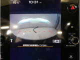 ■人気のフロントビューモニター装備。フロントグリルのカメラ映像を11.6インチディスプレイに表示。自車の前方の様子が確認可能です。見通しの悪い交差点や駐車・発進時などの前方確認をサポートします。