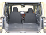簡単に収納できる後部座席!大空間が出現します!シートアレンジが多彩な点も特徴です!レジャー用品も積み込めます!