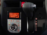 車内を快適に、オートエアコンを装備しています。