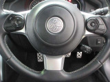 ステアリングスイッチ付き。前方から目を離すことなく操作することが可能です。