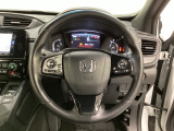 ハンドルにHondaセンシング系のクルーズコントロールやレーンキープアシストなどのスイッチと、オーディオの操作スイッチが装備されています。ハンドルから手を離さず安全に操作できます。