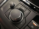 「MAZDAコネクト」コマンダー部 手元を見ることなく操作出来るように左手を自然に降ろした位置に設置。シンプルで使いやすく、機能を覚えやすいボタン配置になっています。