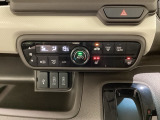 オートエアコンがついてますので、簡単操作で快適に過ごせます。リア熱線のスイッチの中にサイドミラーヒーターも入っています。パネル内のシートヒータースイッチは前席の左右別々に2段階で温度設定ができます。