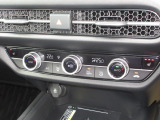 エアコンはオートエアコンでお好みの温度調整が出来、オールシーズン快適にドライブできます!フロントシートの座面に3段階調節のシートヒーターを内蔵。身体を直接温めることができます。