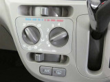 マニュアルエアコン装着です。夏は、快適に、冬でも車内の曇りを取ってくれるので安全です。