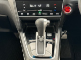 自然に手が届く距離に配置されたシフトレバー。
