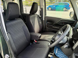 【フロントシート】インパネにシフトが付いているので足元広々!運転席から助手席の移動も楽々♪どちらからでも乗り降り出来るので、狭い場所の乗り降りも楽ちんですよ♪