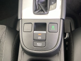 パーキングブレーキはスマートな電子制御式と合わせて渋滞時等にブレーキペダルから足を離しても停車状態を保持してくれるオートブレーキホールド機能で運転が楽になります。スタートはアクセルペダルを踏むだけ