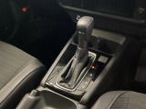 シンプルでとても使いやすいフロアシフトに、パーキングブレーキはハンドタイプのサイドブレーキです。