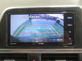 車両後方の映像を映すバックモニター。進路を確認しながら安全に車庫入れできます。