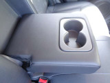 カップホルダ-2個付のリヤセンタ-ア-ムレスト。お問い合わせは03-5672-1023へ