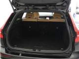 ラゲッジスペースはほぼスクエアに近い形状で、リアサスペンションの張り出しもありません。かさばる荷物でも真四角ではない荷物でも気にせずに積み込め、クラス最大級の積載能力を誇ります。