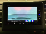 ギヤをR(バック)に入れるとナビの画面に後ろの映像が映るリアカメラ付です。後退時、コンディションが悪い視界でもカラーバックモニターがドライバーをサポートします。