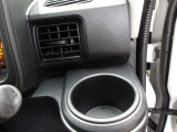 運転席のカップホルダーはエアコンの吹き出し口にありますので冷やしたり温めたりすることが出来ます☆
