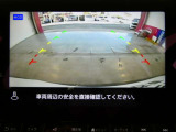 ギアを『R』に入れた後、カメラボタンを2回押すと、運転席から見えない後方の映像をナビ画面に映してくれるので、駐車がし易くなります。