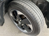純正14インチのアルミホイールを装着しています