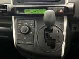 シフトレバーとエアコンの操作パネルをインパネに集約して、足元が広く使えるようになっています!オートエアコンで車内はいつでも快適!