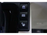 夜間など、静かに走行したい時に便利なモーターのみで動くEVモードへの切替えが出来ます。また、気分や走行状況に合わせてECO・NORMAL・POWERを選べるドライブモードセレクトも装備されています。