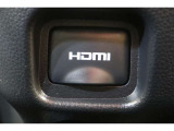 音声と映像が1本のケーブルで伝送できる便利なHDMIを装備しています。iPhoneやスマートフォンの画面と全く同じ画面がカーナビの画面に表示されるので、地図アプリや動画などのミラーリングが可能です。