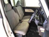 運転席の座面高さを調整できるシートリフターが付いています。フロントシートはベンチシートを採用で、座面も広く使い勝手もいいですよ♪