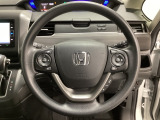 ハンドルにHondaセンシング系のクルーズコントロールやレーンキープアシストなどのスイッチと、オーディオの操作スイッチが装備されています。ハンドルから手を離さず安全に操作できます。