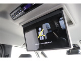 長距離のドライブでも退屈せず快適に過ごせる後席モニター。小さなお子様のいらっしゃるご家庭に特に人気の装備です♪
