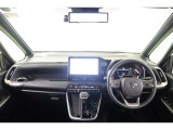 インパネがフラットで広々とした視界と開放感あるステアリング廻り。黒が基調でクールな印象です。インナーミラーはヘッドレストや荷物などで視界を遮られずに後方を確認できるデジタルインナーミラーです。