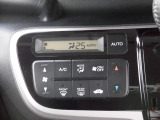 オートエアコン装備。温度設定をしておけば風量・吹出し口を自動で調整してくれるので車内はいつも快適です。