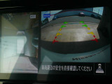 ☆全周囲カメラが駐車をアシスト☆4つの高解像度カメラで車の周囲を撮影!見えにくい死角の駐停車も驚く程に楽々です。バックカメラは、車庫入れの時は勿論、後方の安全確認もできて安心です♪